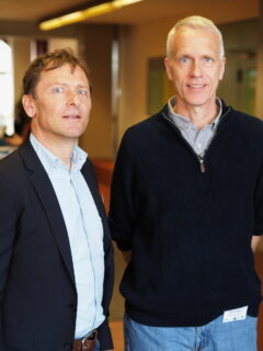 Forschen gemeinsam an neuartigen Medikamentenwirkstoffen: Professor Peter Gmeiner (links) und Chemie-Nobelpreisträger Professor Brian Kobilka. (Bild: Stefan Löber)