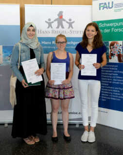 Die drei Chemie-Preisträgerinnen 2016 v.l.n.r.: 2. Platz Şebnem Aldoğan, 3. Platz Marie Opel, 1. Platz Julia Motschmann (Foto: Harald Sippel).