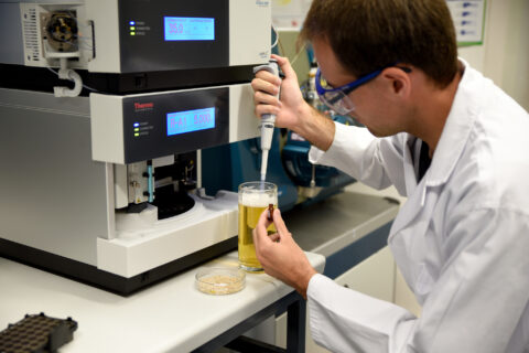 FAU-Wissenschaftler Thomas Sommer entnimmt eine Bierprobe. Nach der Aufbereitung wird der Hordeningehalt der Probe mittels Hochdruckflüssigkeitschromatographie mit gekoppelter Massenspektrometrie untersucht. (Bild: FAU/Katharina Götz)