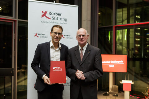 Bei der Preisverleihung des Deutschen Studienpreises: Dr. Volker Strauss (links) mit Bundestagspräsidenten a. D. Dr. Norbert Lammert (Foto: Körber-Stiftung/Gesine Born)