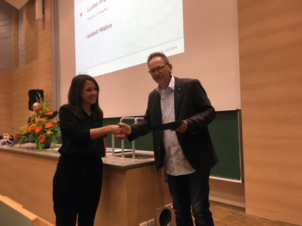 Prof. Dr. Drewello (r.) übergibt den Luise-Prell-Preis 2018 an Isabell Wraba (Foto: C. Pospisil)