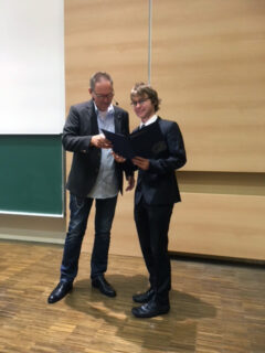 Zerweck-Preisträger Marcel Krug (r.) mit Prof. Dr. Thomas Drewello (Foto: C. Pospisil)