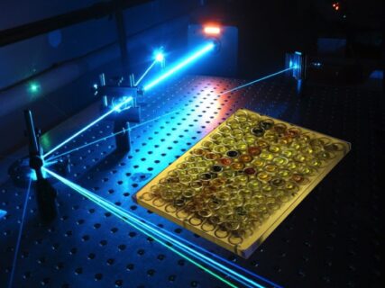 Das Foto zeigt ein Labor mit Laserexperimenten (Bildquelle: Dirk Guldi)