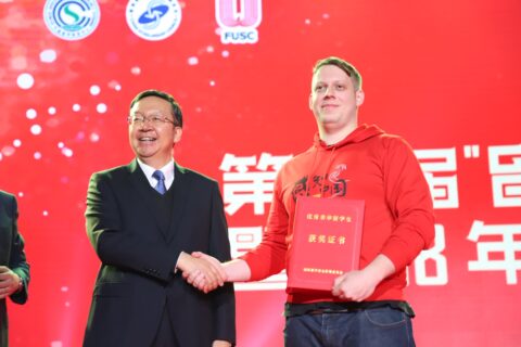 Das Foto zeigt links den chinesischen Bildungsminister Chen Baosheng bei der Preisübergabe mit Preisträger Steffen Czioska
