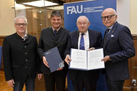 Von links: FAU-Kanzler Christian Zens, FAU-Präsident Prof. Dr. Joachim Hornegger sowie Dr. Günther Beckstein, Stiftungsvorstand der Rudolf und Henriette Schmidt-Burkhardt-Stiftung, und Gerhard Schmelzer, Vorsitzender des Stiftungsrates und Geschäftsführer von Lebkuchen-Schmidt, unterzeichnen die Fördervereinbarung über eine Stiftungs-Juniorprofessur sowie die Einrichtung einer Forschungsstelle für Lebensmittelsicherheit und -qualität. (Pressebild: FAU/Harald Sippel)