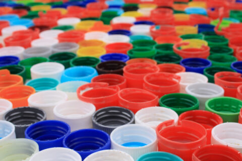 Das Bild zeigt Plastik-Schraubverschlüsse von PET-Flaschen.