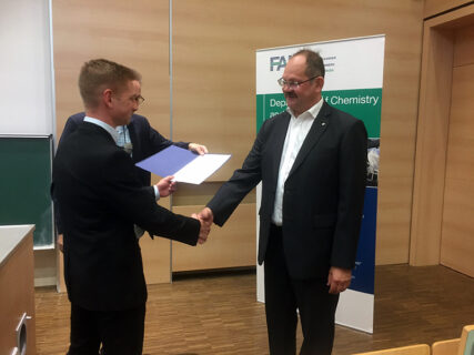 Leonard Mach (l) erhält den Fritz und Maria Hofmann-Preis von Prof. Dr. Schatz (r) und Prof. Dr. Drewello (m) (Foto: FAU)