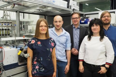 Das FAU-CIXEL-Projektteam (von links nach rechts): Manon Bertram, Fabian Waidhas, Prof. Dr. Jörg Libuda, Dr. Yaroslava Lykhach, Dr. Olaf Brummel (Foto: FAU/Tobias Waehler)