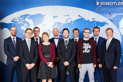 Die Preisträgerinnen und Preisträger (von links nach rechts) Dr. Florian Tatschner, Dr. Johannes Stübinger, Dr. Christian Dittmar, Dr. Theresa Reimann, Dr. Manuel Hagen, Dr. Tobis Kulhanek, Dr. Dominik Budday, Dr. Simon Reif und Dr. Johannes Zirzlmeier freuen sich zusammen mit Wilhelm R. Wessels (Vorsitzender der STAEDTLER Stiftung) über ihre Preise. Nicht anwesend: Dr. Martin Schott. (Bild: Staedtler Stiftung)