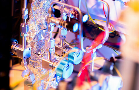 Das europäische Konsortium will einen 3D-Drucker für die Mikro- und Nanotechnologie bauen. Das Foto zeigt einen Teil des Gasversorgungssystems des aktuellen Laborprototyps, der an der FAU gebaut und getestet wurde. (Bild: ATLANT 3D Nanosystems)