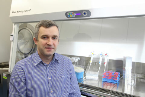 Prof. Dr. Andriy Mokhir in seinem Labor.