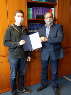 Preisträger Alexander Bergen mit Prof. Dr. Karsten Meyer (Foto: FAU)