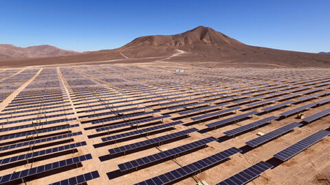 Das Foto zeigt einen Solarpark in Chile