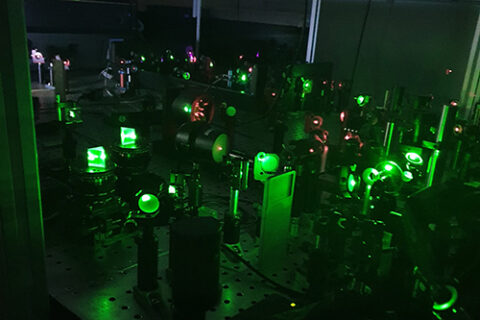 Mithilfe einer Ultrakurzzeit-Laserspektroskopie haben die Wissenschaftler vom Lehrstuhl für Physikalische Chemie I der FAU die Messungen durchgeführt.(Bild: FAU/Christoph Schüßlbauer)