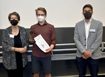 Prof. Ingeborg Henzler, Vorstandsmitglied der Dr. Hans Riegel-Stiftung, Malte Balles und Prof. Dr. Karl Mandel (Foto: FAU / Harald Sippel)