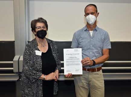 Prof. Ingeborg Henzler, Vorstandsmitglied der Dr. Hans Riegel-Stiftung bei der Übergabe des Schulpreises an Markus Böckl vom Gymnasium Höchstadt (Foto: FAU / Harald Sippel)