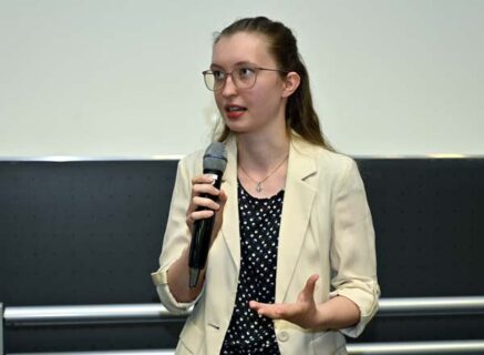 Julia Geyer bei ihrem Vortrag zu ihrer Seminararbeit