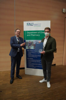 Zerweck-Preisträger Dr. Bastian Rösch (rechts) mit Prof. Dr. Thomas Drewello (Foto: FAU)