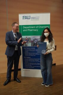 Zerweck-Preisträgerin Lilli Reissenweber (rechts) mit Prof. Dr. Thomas Drewello (Foto: FAU)