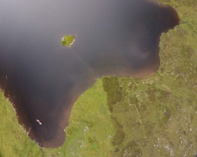 In vier ähnlichen Crannogs auf den Hebriden wurden jungsteinzeitliche Keramiken geborgen, auf der sich Fettrückständem erhalten haben. (Bild: Fraser Sturt)