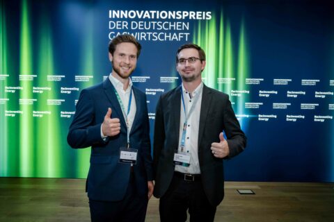 Jakob Reichstein (FAU, links) und Dr. Benedikt Schug (ISC, rechts) beim Innovationspreis der deutschen Gaswirtschaft in Berlin, © Zukunft Gas / Claudius Pflug