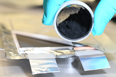 Elektroden von Lithium-Ionen-Batterien werden durch das Verbinden von Pulvern hergestellt. (Foto: Fraunhofer ISC)
