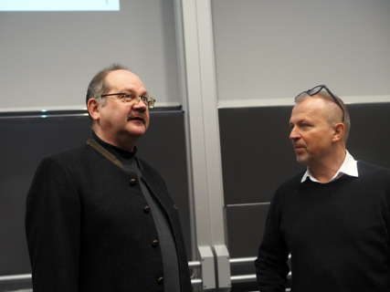 Der Dekan der Naturwissenschaftlichen Fakultät, Prof. Dr. Jürgen Schatz (links) und der FAU-Vizepräsident People, Prof. Dr. Andreas Hirsch (rechts) (Foto: FAU / Dept. Chemie und Pharmazie)