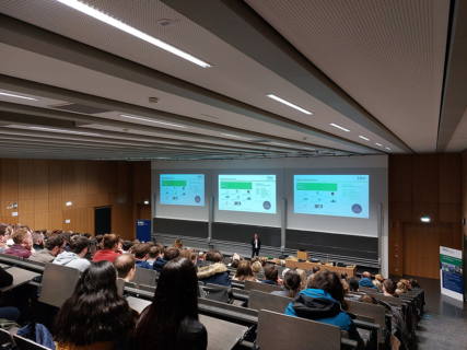 Der Sprecher des Departments Chemie und Pharmazie, Prof. Dr. Dirk M. Guldi, hält die Begrüßungsrede (Foto: FAU / Department Chemie und Pharmazie)