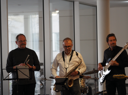 Die Band Free Radicals spielte beim Get-together, zu sehen sind Prof. Dr. Jürgen Schatz, Prof. Dr. Andreas Hirsch und Dr. Jürgen Einsiedel (Foto: FAU / Department Chemie und Pharmazie)