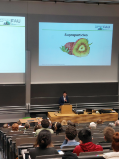 Prof. Dr. Karl Mandel bei seinem Vortrag (Foto: FAU / Department Chemie und Pharmazie)