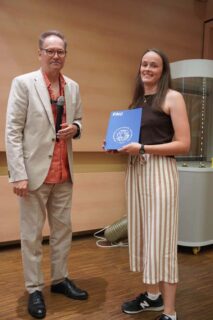 Prof. Dr. Thomas Drewello (l.) übergibt den Zerweck-Masterpreis an Juliane Gerling (Foto: Thomas Hofmann, FAU)