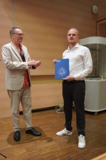 Prof. Dr. Thomas Drewello (l.) übergibt den Zerweck-Masterpreis an Valentin Kapferer. (Foto: Thomas Hofmann, FAU)