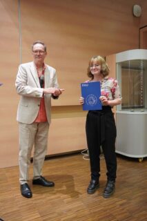 Prof. Dr. Thomas Drewello (l.) übergibt den Zerweck-Masterpreis an Leoni Luthard. (Foto: Thomas Hofmann, FAU)