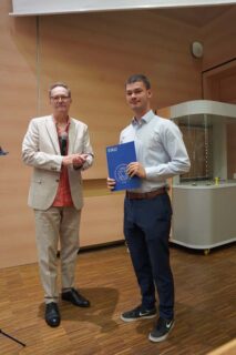 Prof. Dr. Thomas Drewello (l.) übergibt den Zerweck-Masterpreis an Sven Waldmannstetter. (Foto: Thomas Hofmann, FAU)