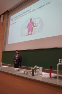 Prof. Dr. Karl Mandel, FAU, hält seinen Festvortrag im Rahmen der Absolventenfeier am Department Chemie und Pharmazie 2023. (Foto: Thomas Hofmann, FAU)