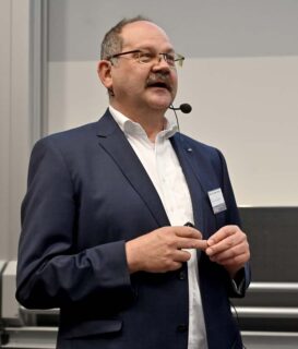 Prof. Dr. Jürgen Schatz, Dekan der Naturwissenschaftlichen Fakultät der FAU, hielt die Begrüßungsrede. (Foto: Harald Sippel / FAU)