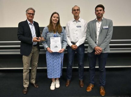 v.l.n.r.: Karl-Heinz Schupp, Beirat der Dr. Hans Riegel-Stiftung, Kristin Pfahler, Prof. Dr. Julien Bachmann und Prof. Dr. Karl Mandel, Department Chemie und Pharmazie der FAU. (Foto: Harald Sippel / FAU)