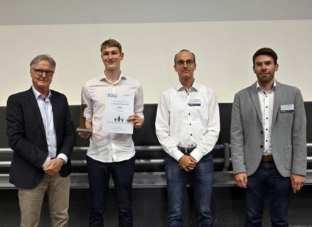 v.l.n.r.: Karl-Heinz Schupp, Beirat der Dr. Hans Riegel-Stiftung, Jonathan Klee, Prof. Dr. Julien Bachmann und Prof. Dr. Karl Mandel, Department Chemie und Pharmazie der FAU. (Foto: Harald Sippel / FAU)