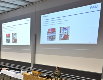Cora Loos, 1. Platz Chemie, hält ihren Fachvortrag. (Foto: Harald Sippel / FAU)