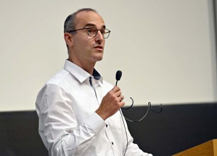 Prof. Dr. Julien Bachmann, Department Chemie und Pharmazie der FAU, bei der Laudatio im Fach Chemie. (Foto: Harald Sippel / FAU)