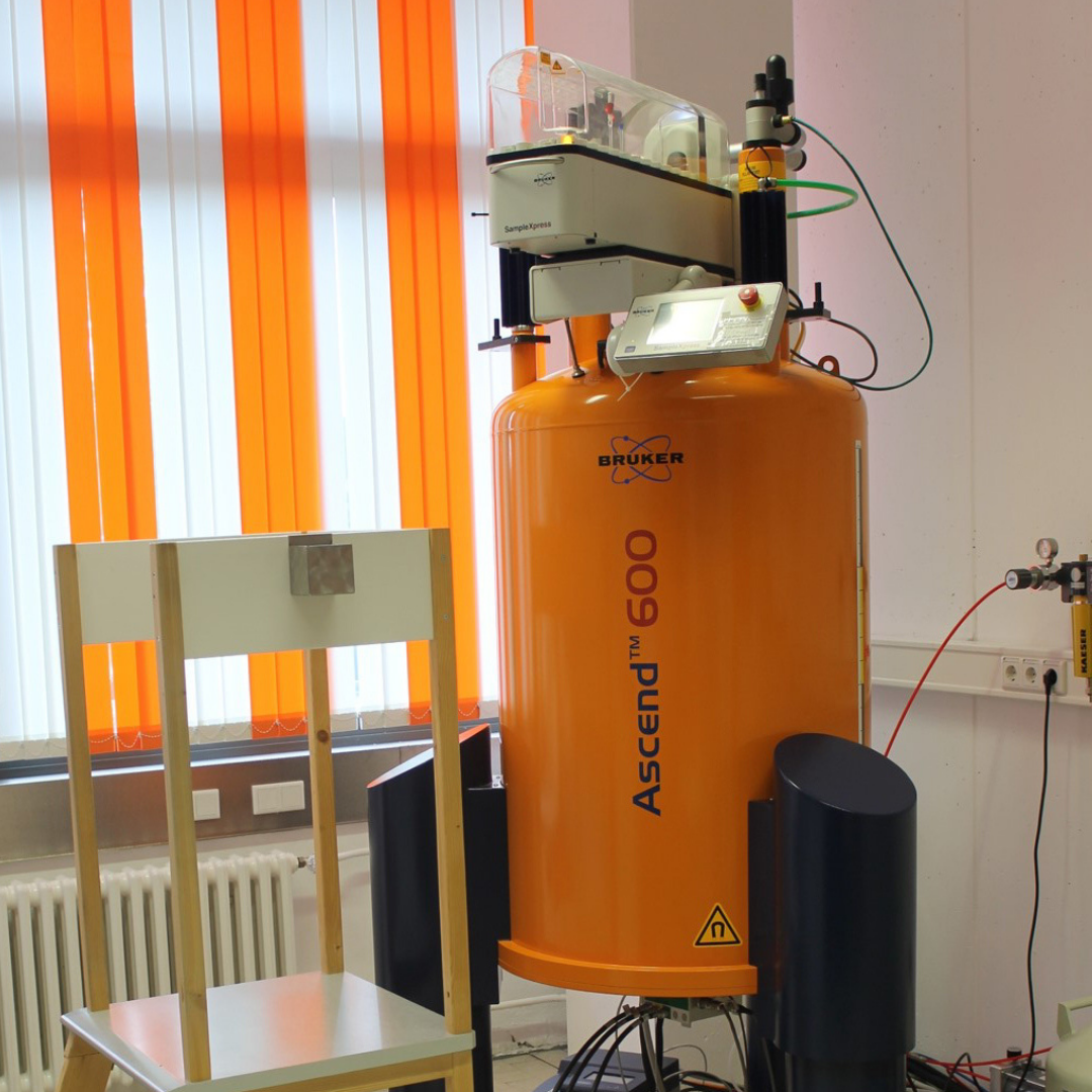Das Foto zeigt eines der NMR-Geräte der FAU.