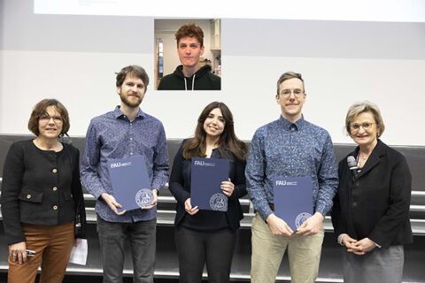 Forschungspreisträgerin und -preisträger Dr. Johannes Köckenberger, Dr. Sewar Alkhashrom, Dr. Philipp Seeman und Dr. Lucas Weißenborn mit Prof. J. Eichler, Studiendekanin (links) und M. Komarek, Vorstandsmitglied der Gustav-Adolf und Erika Dornhecker Stiftung (rechts) (Foto: Giulia Iannicelli / FAU)