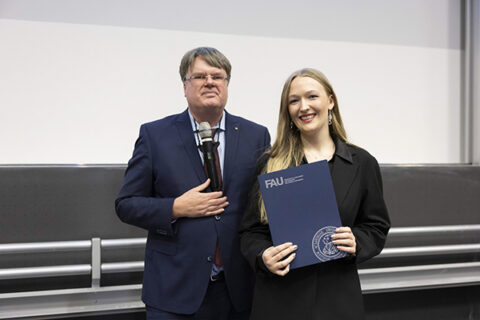 Paula Schagerl (rechts) mit Prof. F. Dörje (links), Vorstandsmitglied der Dr. August und Dr. Anni Lesmüller-Stiftung (Foto: Giulia Iannicelli / FAU)