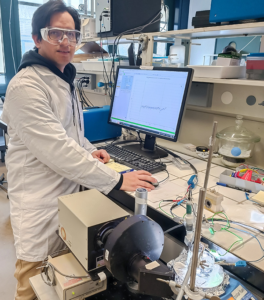 Dr. Jimenéz-Calvo im Labor an der École Polytechnique Fédérale de Lausanne (Foto: EPFL)