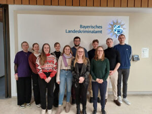 Exkursionsteilnehmende beim Bayerischen Landeskriminalamt in 2024