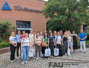 Studierende der Lebensmittelchemie vor dem Gebäude des TÜV Rheinland