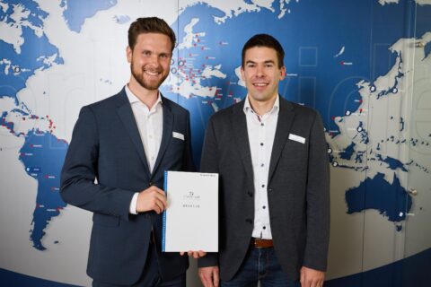 Prof. Dr. Karl Mandel (rechts) und Dr. Jakob Reichstein bei der Verleihung.